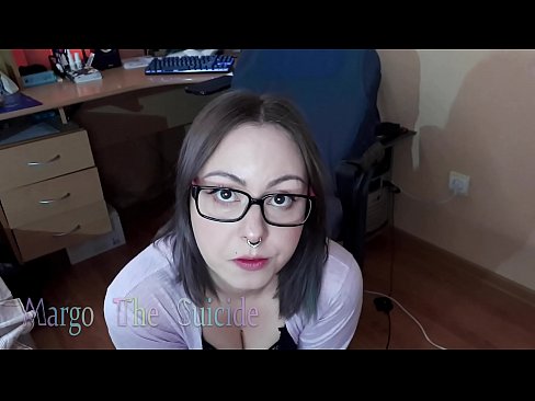 ❤️ 眼鏡をかけたセクシーな少女がカメラに向かってディルドを深くしゃぶる ❌ ファッキング ❌️❤