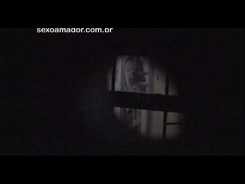 ❤️ ブロンドが空洞のレンガの後ろに隠れた近所の盗撮犯に密かにビデオ撮影される ❌ ファッキング ❌️❤