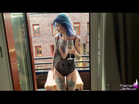 ❤️ 途方もない女の子がガブガブとしゃぶり、広い空の下で情熱的にファックする ❌ ファッキング ❌️❤