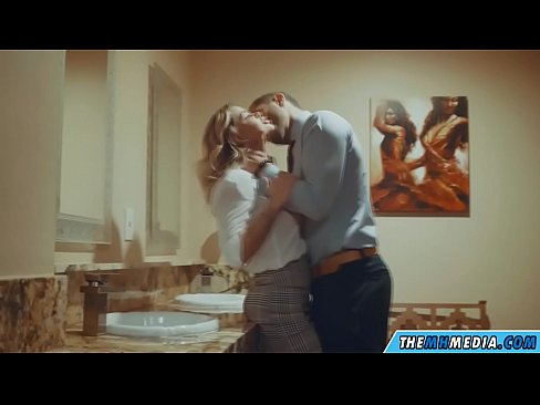 ❤️ 公衆トイレで巨乳金髪美女に誘惑されたら ❌ ファッキング ❌️❤